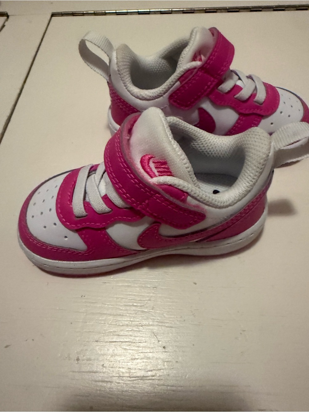 Nike Toddlers White and Hot Pink Velcro Athletic Sneakers size 4.5